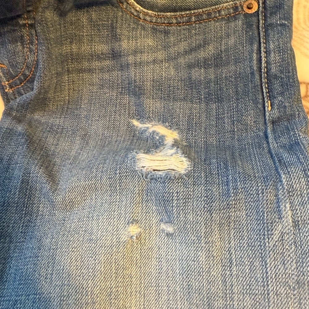 Vintage 501 25x32. Button fly. Distressed areas. Leather Levi’s branding label. - Picture 8 of 10